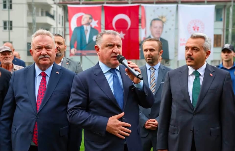 Rize’de Spor Yatırımları Sürüyor: Bakan Bak, İkizdere Futbol Sahasında İncelemelerde Bulundu